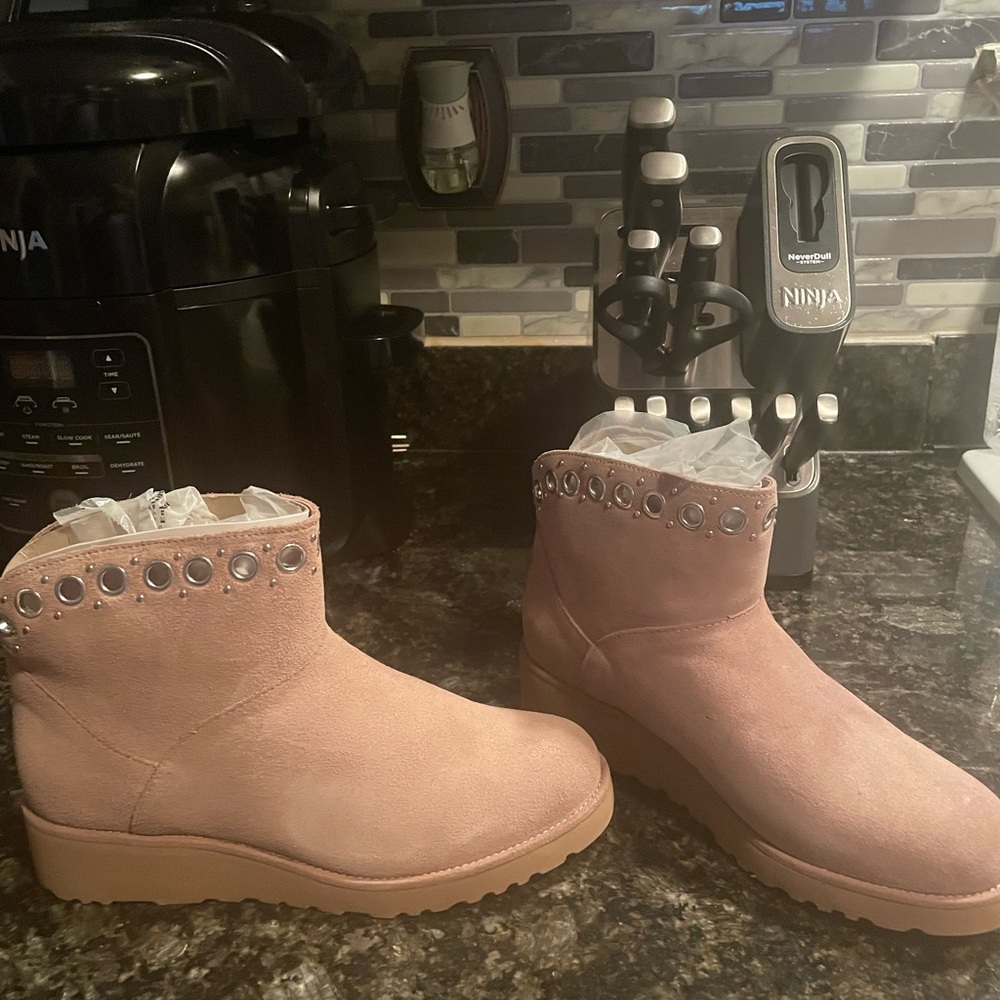 Ugg medallion short boot. Brand new. Size 8